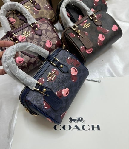 شنطه ماركه كوتش كرز