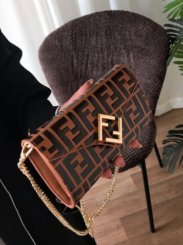 شنطه ماركه فندي ماستر