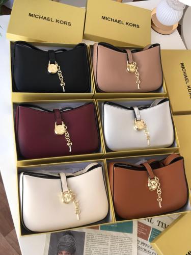 شنطة مايكل كورس