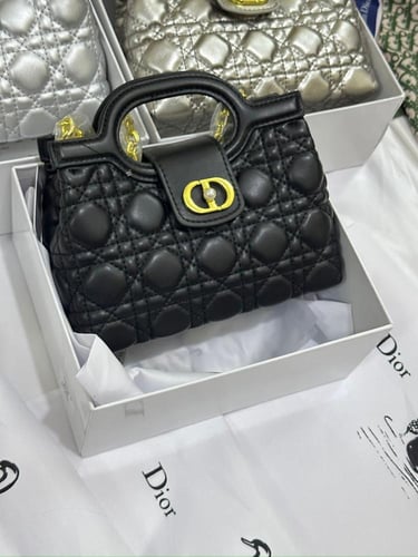 شنطه ماركه ديور وسط