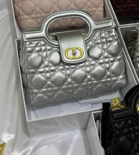 شنطه ماركه ديور وسط