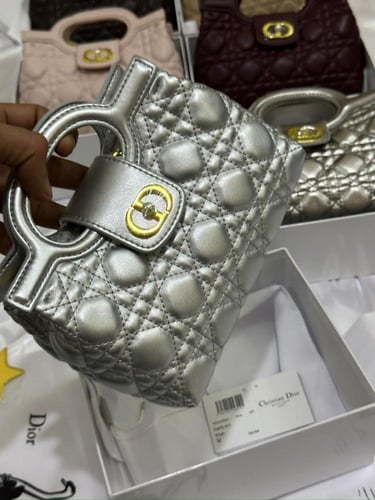 شنطه ماركه ديور وسط