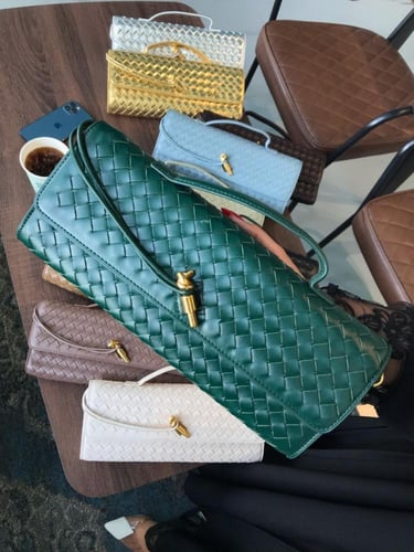 شنطة ماركة بوتيغا