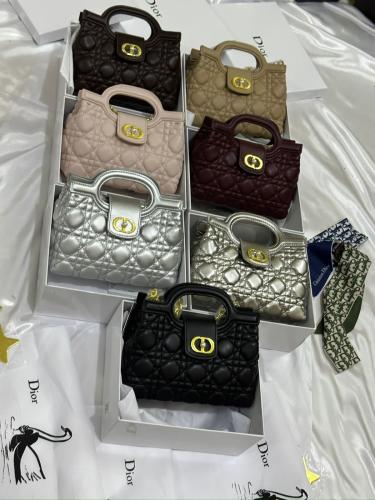 شنطه ماركه ديور وسط