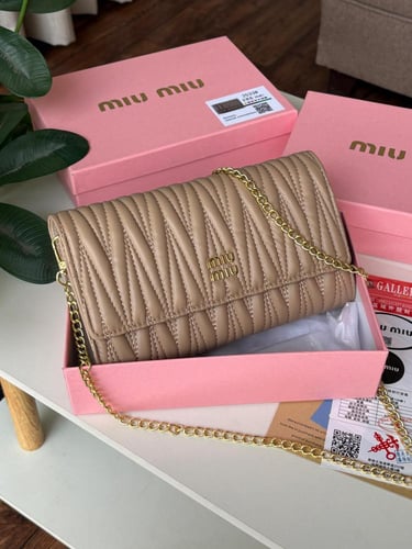 شنطه ماركه ميو ميو