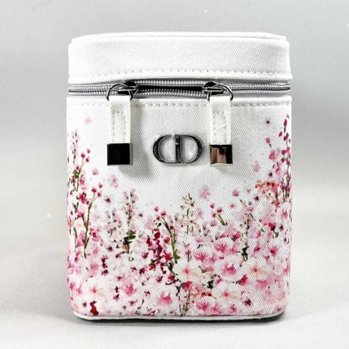 شنطه مكياج ماركه ديور اصدار 2026