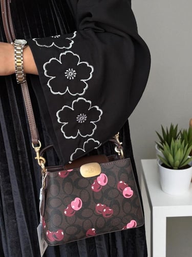 شنطه ماركه كوتش كرز