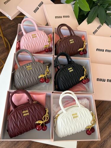 شنطه ماركه ميو ميو