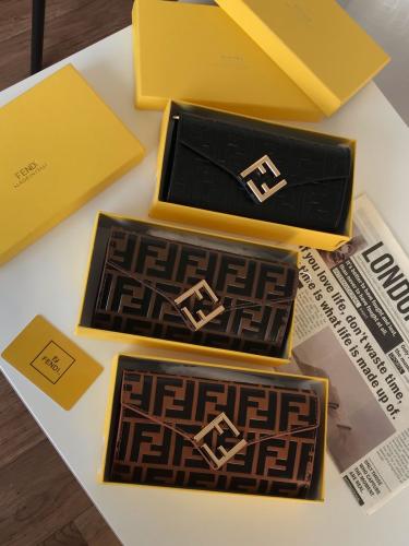 شنطه ماركه فندي ماستر