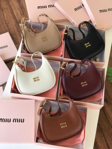 شنطه ماركه ميو ميو مطفي