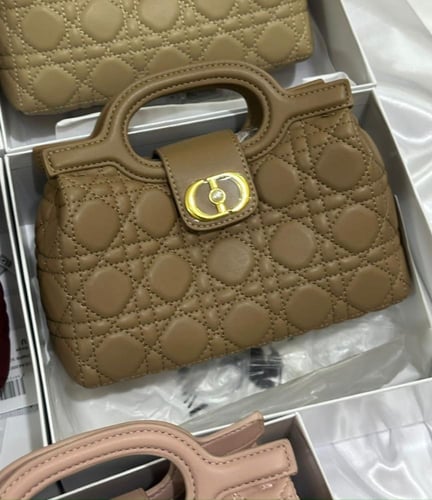 شنطه ماركه ديور وسط