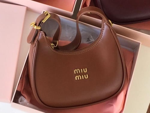 شنطه ماركه ميو ميو مطفي