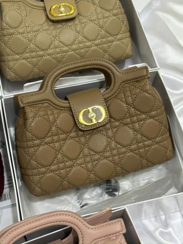 شنطه ماركه ديور وسط