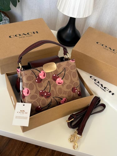 شنطه ماركه كوتش كرز