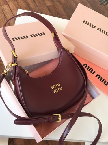 شنطه ماركه ميو ميو مطفي