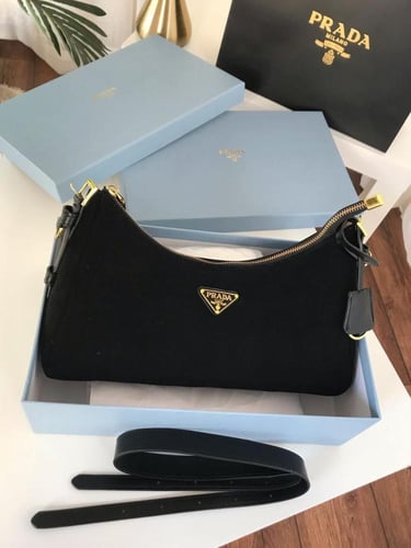 شنطه ماركه برادا بتصميم عصري