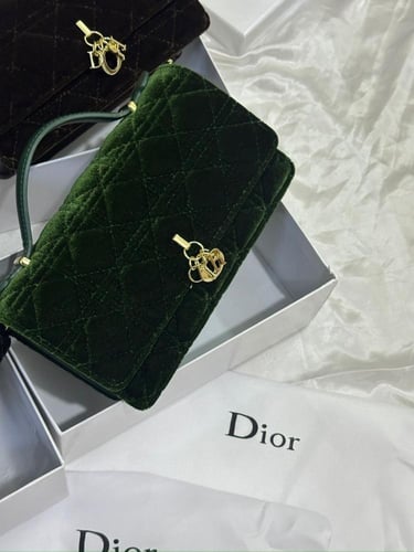 شنطه ماركه ديور مخمل