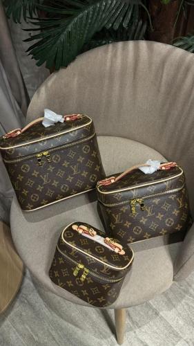 شنطه مكياج ماركه لويس فيتون