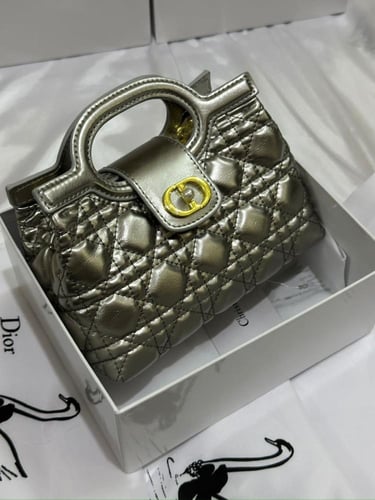 شنطه ماركه ديور وسط