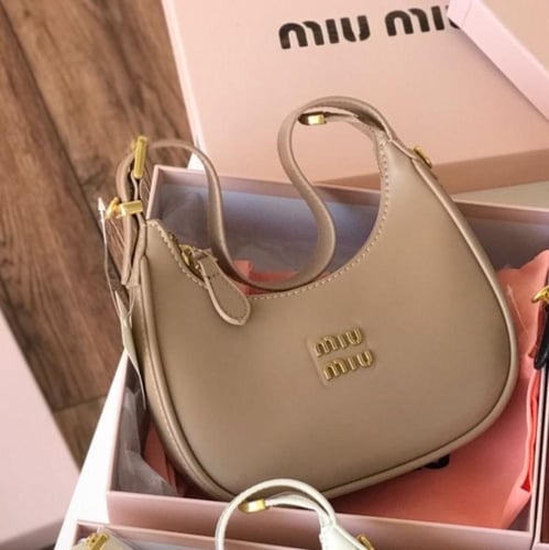 شنطه ماركه ميو ميو مطفي