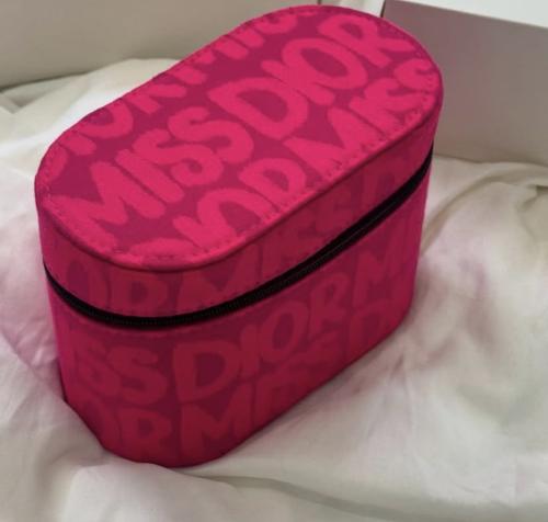 شنطه مكياج ماركه ديور