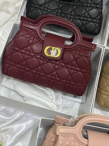 شنطه ماركه ديور وسط