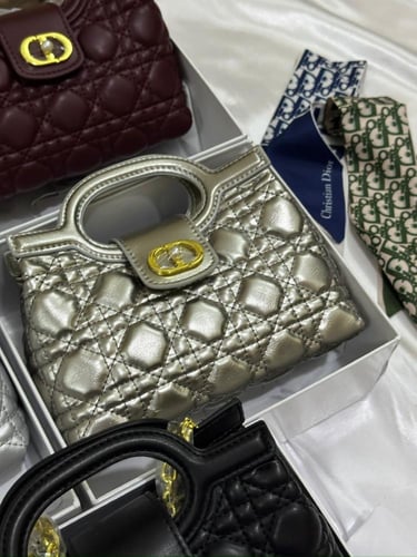 شنطه ماركه ديور وسط