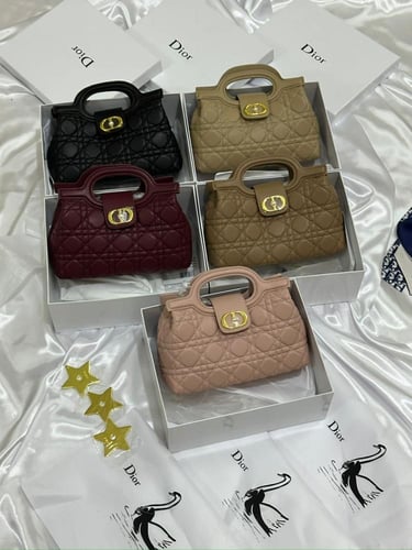 شنطه ماركه ديور وسط