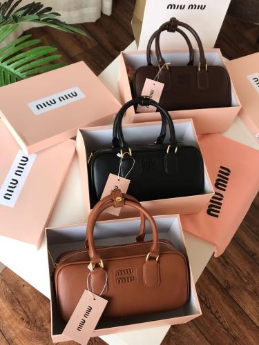 شنطه ماركه ميو ميو