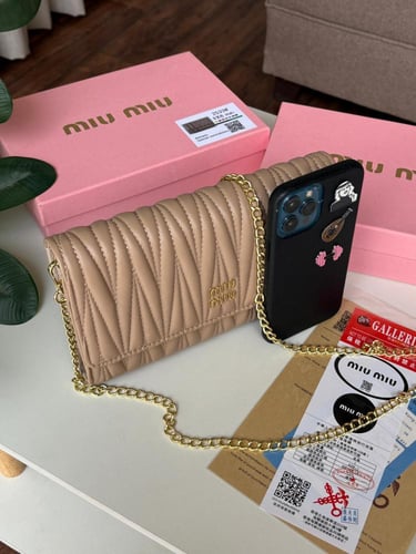 شنطه ماركه ميو ميو