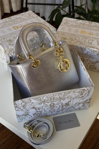 شنطه ماركه ديور فضي