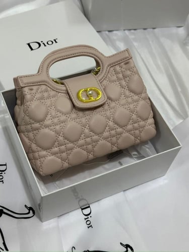 شنطه ماركه ديور وسط