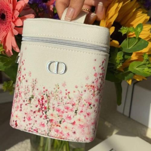 شنطه مكياج ماركه ديور اصدار 2026