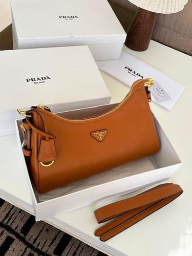 شنطه ماركه برادا بتصميم عصري