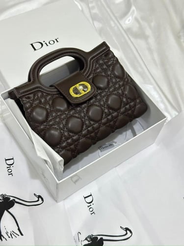 شنطه ماركه ديور وسط