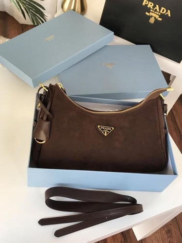 شنطه ماركه برادا بتصميم عصري