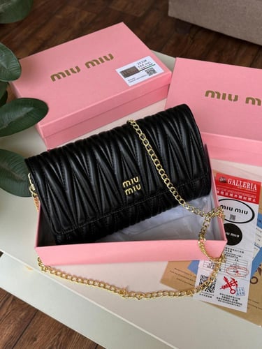 شنطه ماركه ميو ميو