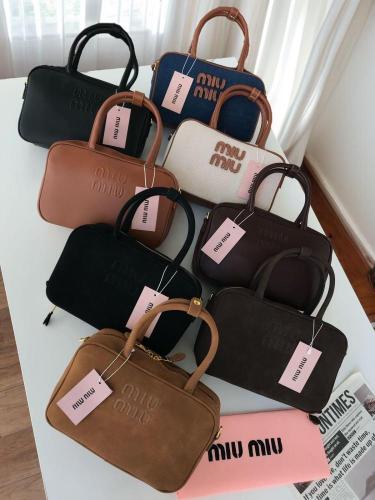 شنطه ماركه ميو ميو وسط