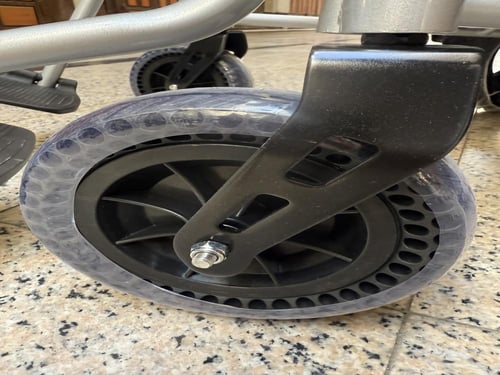 كرسي كهربائي متحرك للاحتياجات الخاصة