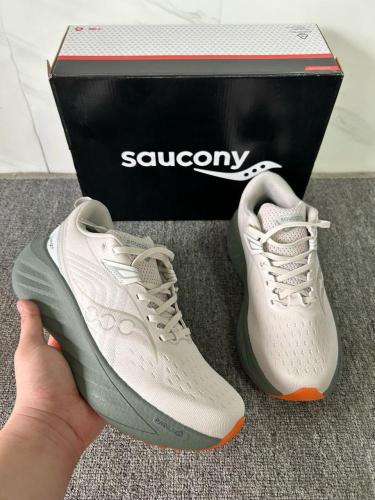 حذاء ساكوني ترايمف 22