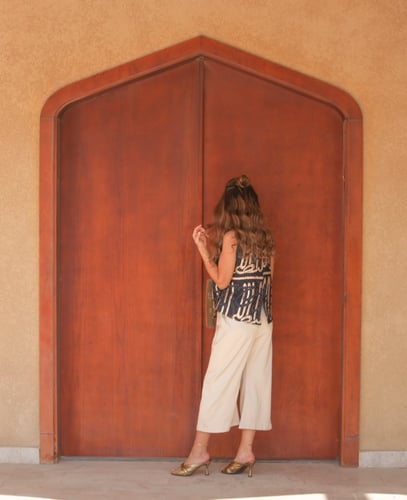 بدلة بنقوش عربية