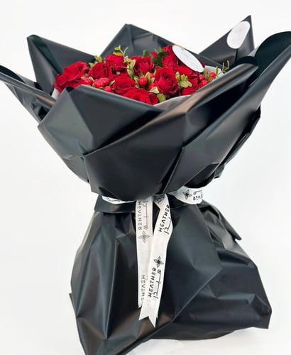 40 ورد جوري بغلاف اسود