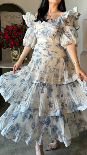 طقم باللون السماوي مع الابيض