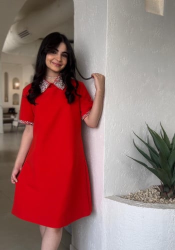 فستان باللون الاحمر مع الكرستال