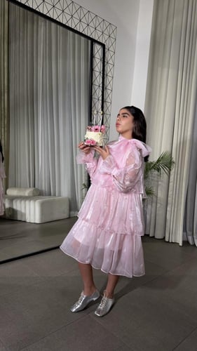 فستان بقصة A line بثلاث طبقات مدموج باللولو