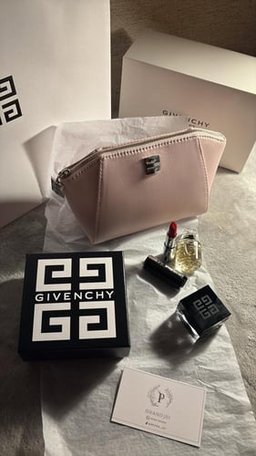 هديه من Givenchy