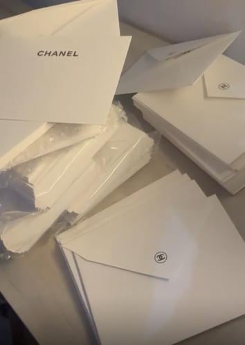 كرت شانيل مع ظرف