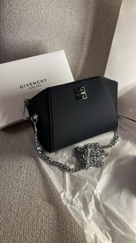 Givenchy bag الاصليه