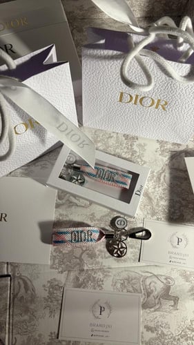 ميداليه Dior الاصليه تسليم فوري