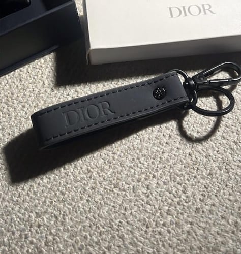 ميداليه Dior الاصليه